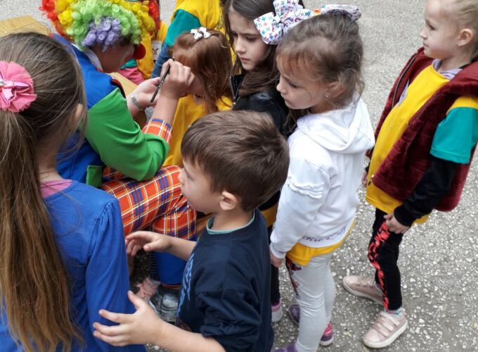 Deca PU „Pahuljice“ na Likovnoj koloniji „Tromoravska duga“