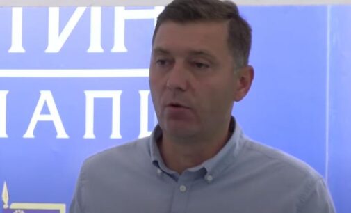 SRAMOTA U ŠAPCU – SKANDALOZAN SNIMAK! Bivši gradonačelnik Zelenović pokušava KRAĐOM GLASOVA da ostane na vlasti