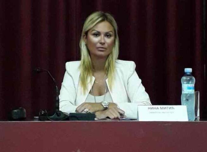 „Jelisaveta Vasilić ličnost dana zbog toga što crta metu na čelo bratu predsednika Vučića?“ Oglasila se Nina Mitić povodom plaćenih medija