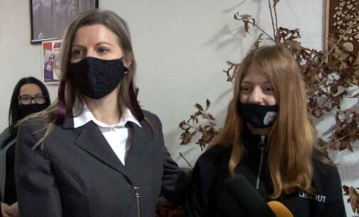 Nevena Čikarić položajnik u prostorijama OO SNS Brus