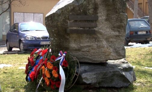 Polaganjem venaca na spomen obeležju u Brusu obeleženo 22 godine od NATO bombardovanja