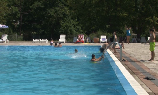 Letnje osveženje na gradskom bazenu u Brusu