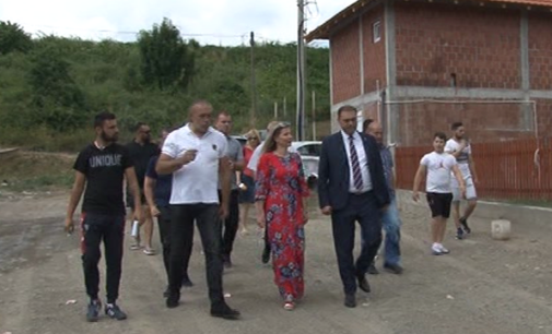 Predstavnici lokalne samouprave i Nacionalnog saveta romske manjine obišli Romsko naselje u Brusu
