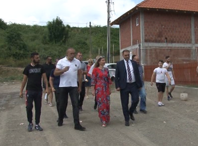 Predstavnici lokalne samouprave i Nacionalnog saveta romske manjine obišli Romsko naselje u Brusu