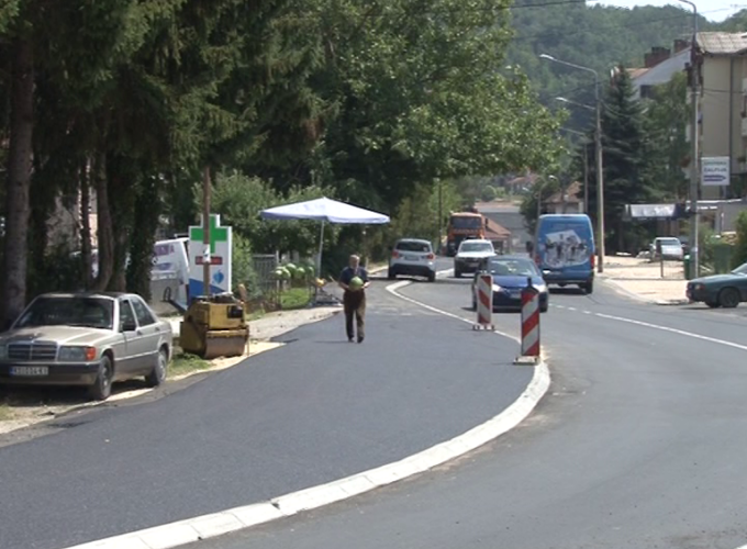 Asfaltiranje trotoara na ulazu u Brus u završnoj fazi
