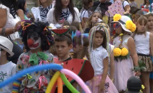 Dečiji maskenbal na ulicama Brusa