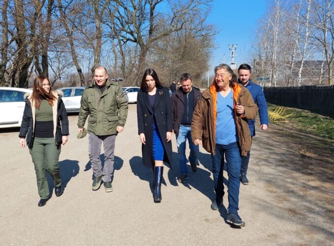 Nevena Đurić  Zlatibor Lončar i Sara Pavkov obišli su  Sremski okrug i tom prilikom istakli da Srbija može da nastavim putem prosperiteta samo ako imamo mir i stabilnost i dodali da je jedini garant za mir i stabilnost Aleksandar Vučić