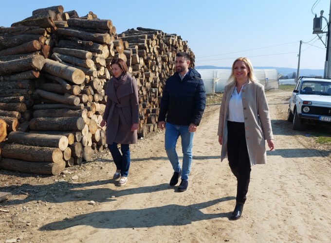 Milena Turk Đorđe Todorović i Jelena Obradović boravili su danas u Jablaničkom okrugu i posetili porodicu Kostić u selu Donje Krajince nadomak Leskovca
