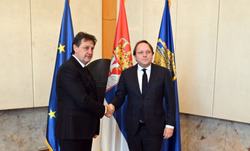 Ministar Bratislav Gašić sastao se sa komesarom Evropske unije za susedsku politiku i proširenje Oliverom Varhejijem