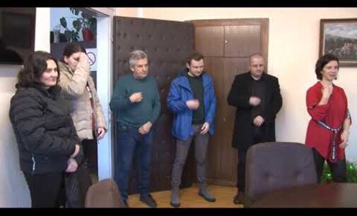 Badnjak u zgradu SO Brus unela Milica Bašić, učenica 4. razreda škole u Milentiji