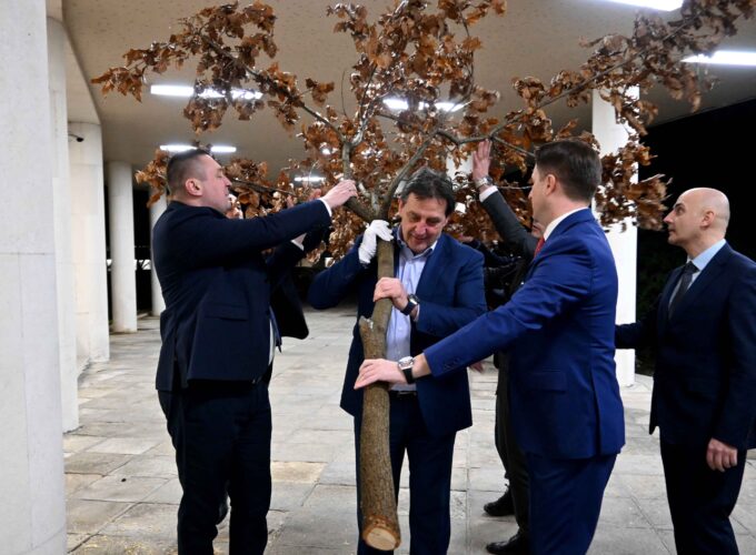 Ministar Bratislav Gašić uneo badnjak u sedište Ministarstva unutrašnjih poslova