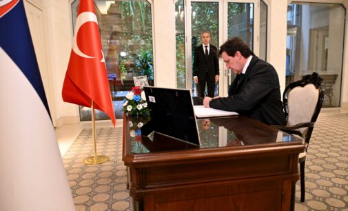 Ministar Bratislav Gašić upisao se u knjigu žalosti u ambasadi Republike Turske u Beogradu