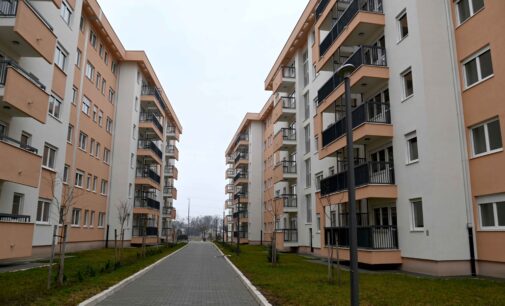 Ministar Bratislav Gašić dodelio ključeve stanova u Kraljevu, pripadnicima službi bezbednosti