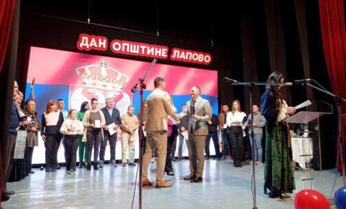 Na svečanoj sednici Skupštine opštine Lapovo ministru  Gašiću dodeljena „Plaketa sa srednjim grbom“