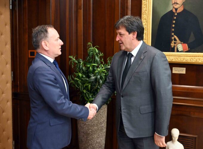 Ministar Gašić  se sastao sa ambasadorom Mađarske Jožefom Zoltanom Mađarom