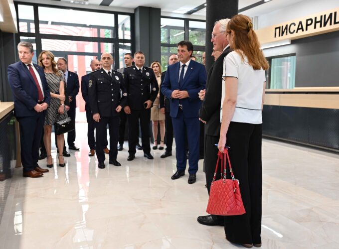 Ministar Bratislav Gašić obišao renovirane prostorije u nastavnoj zgradi Kriminalističko-policijskog univerziteta