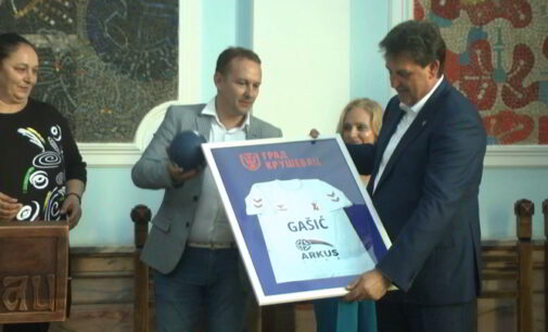 Bratislavu Gašiću uručeno priznanje za doprinos rezultatima Ženskog rukometnog kluba Napredak 12