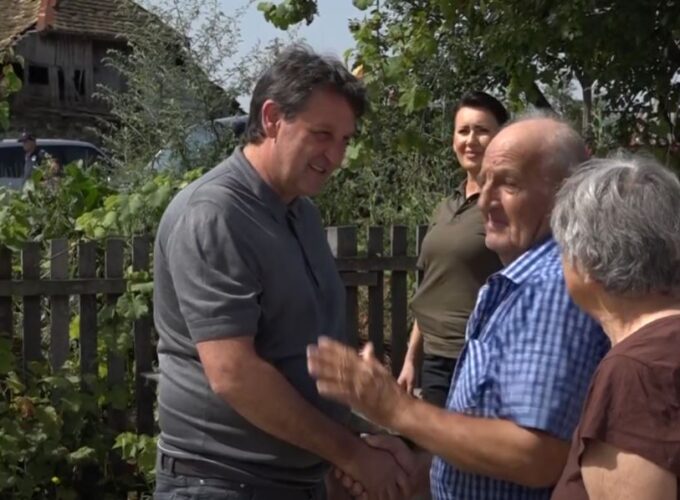 MINISTAR GAŠIĆ BRAČNOM PARU IZ VALJEVA OBEZBEDIO NOVI DOM