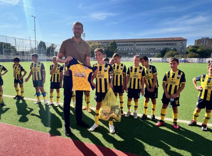 BUDUĆI ŠAMPIONI PONOVO NA TERENU: Novi kontigent Meridian sport opreme sleteo u Kragujevac za potrebe malih fudbalera Aerodrom kids-a