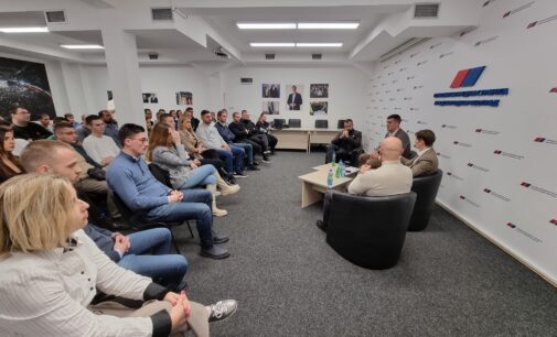 “Aleksandar Vučić – Srbija ne sme da stane”