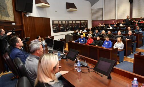 „Aleksandar Vučić – Srbija ne sme da stane“
