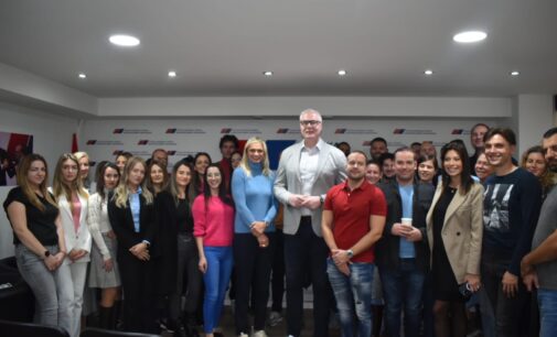 „ALEKSANDAR VUČIĆ – Srbija ne sme da stane“