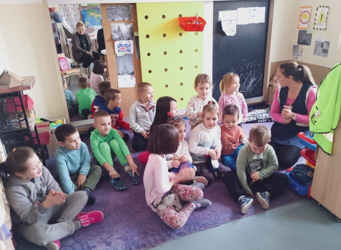 Na Dan maternjeg jezika – Bruska Narodna biblioteka sa mališanima PU „Pahuljice“ u Zlatarima