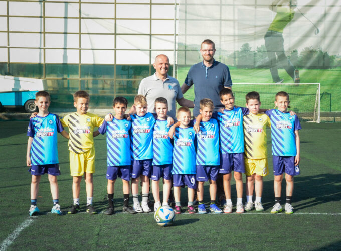 Nagrada za “Mihine klince”: Meridian Sport donirao dresove školi fudbala “Siniša Mihajlović” iz Novog Sada
