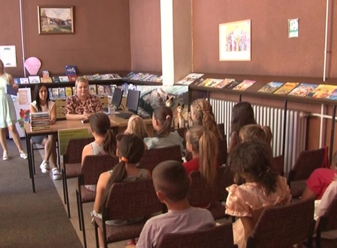 Knjige i zahvalnice za učesnike programa „Moj letnji raspust u Biblioteci“