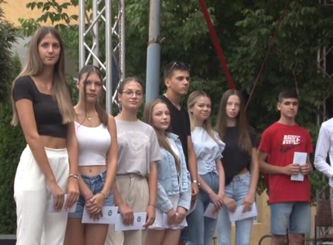 Novčane nagrade za najuspešnije bruske đake