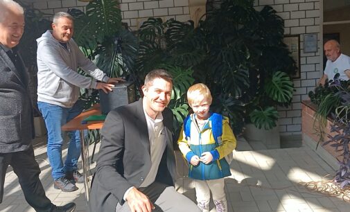 Deca romske nacionalnosti dobila na poklon rančeve i školski pribor