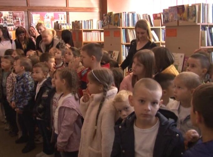 Izložbom „Čarobna knjiga“ započelo obeležavanje Dečije nedelje u Narodnoj biblioteci Brus