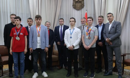 МИНИСТАР РИСТИЋ УРУЧИО ДАРОВЕ ОСВАЈАЧИМА МЕДАЉА НА МЕЂУНАРОДНИМ ТАКМИЧЕЊИМА ИЗ ИНФОРМАТИКЕ
