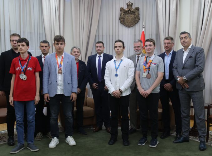 МИНИСТАР РИСТИЋ УРУЧИО ДАРОВЕ ОСВАЈАЧИМА МЕДАЉА НА МЕЂУНАРОДНИМ ТАКМИЧЕЊИМА ИЗ ИНФОРМАТИКЕ