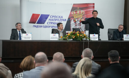 Član Predsedništva SNS Bratislav Gašić u razgovoru sa članovima stranke u Vranju