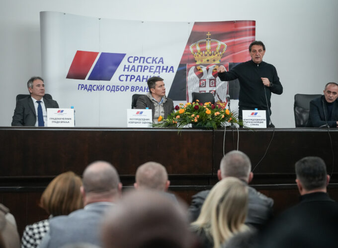 Član Predsedništva SNS Bratislav Gašić u razgovoru sa članovima stranke u Vranju