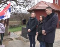 Polaganjem venaca na spomenik u porti crkve Ognjene Marije u Razbojni odata počast stradalim sugrađanima