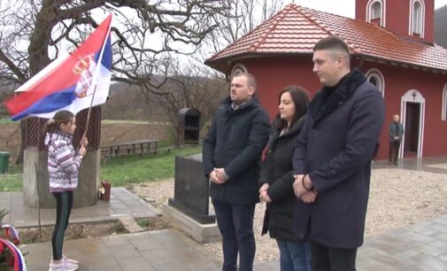 Polaganjem venaca na spomenik u porti crkve Ognjene Marije u Razbojni odata počast stradalim sugrađanima