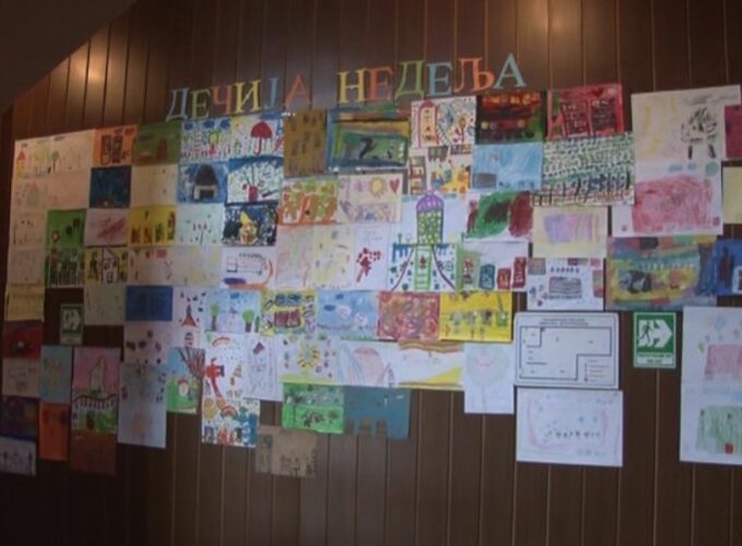 U bruskoj biblioteci otvorena izložba dečijih radova „Biblioteka, pero i četkica“
