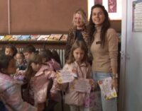 U bruskoj biblioteci otvorena izložba dečijih radova „Biblioteka, pero i četkica“