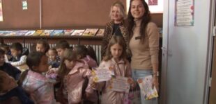 U bruskoj biblioteci otvorena izložba dečijih radova „Biblioteka, pero i četkica“