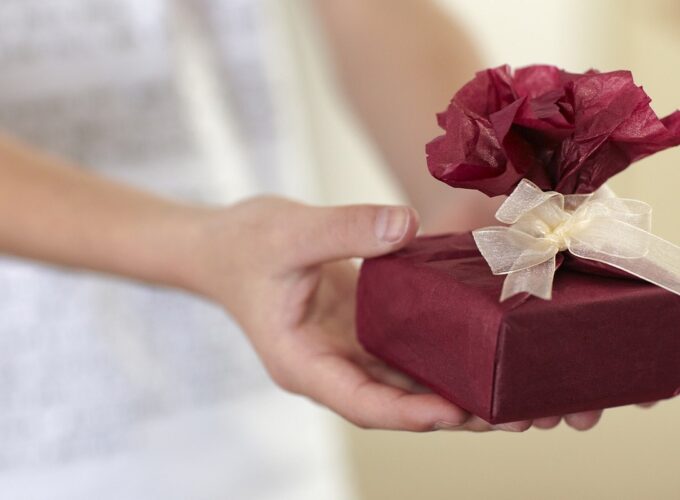 PRAZNIČNA ČAROLIJA JE POČELA – OVDE TE ČEKAJU NOVOGODIŠNJI POKLON OD 26.000 DINARA!